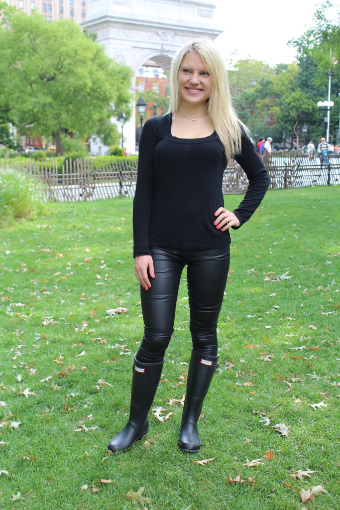 girl in cheap black leggings and hunter boots Caitlin Hartley of Styled American http://styledamerican.com/rain-boots/