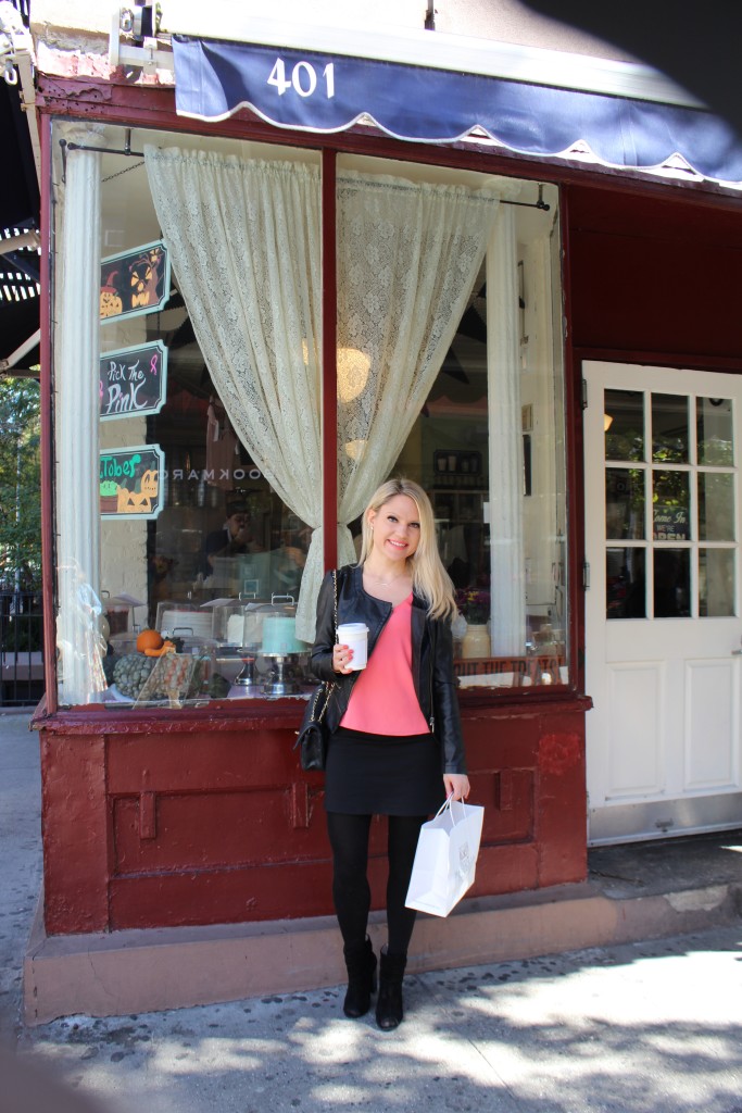 Caitlin Hartley of Styled American girl outside Magnolia Bakery