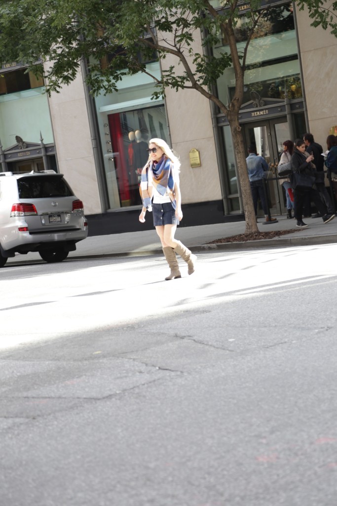 Caitlin Hartley of Styled American girl walking on Madison Avenue