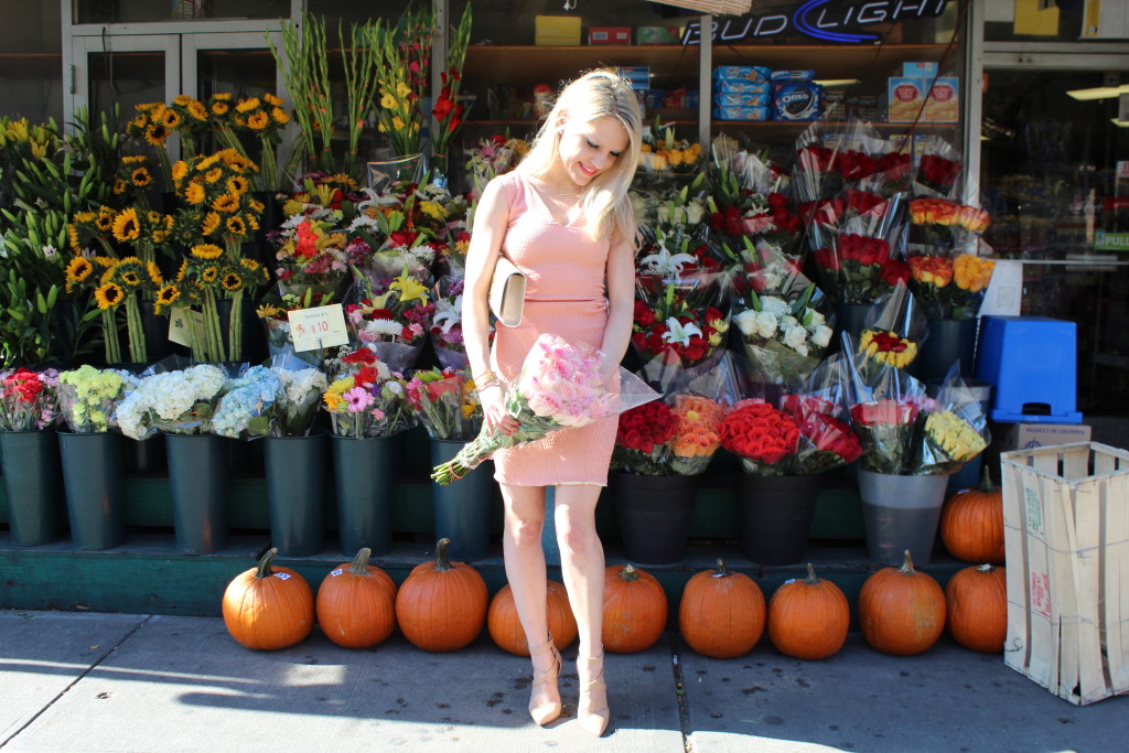 Caitlin Hartley of Styled American girl holding pink bouquet at a nyc flower stand