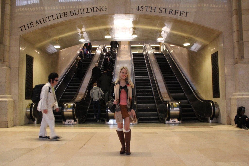 Caitlin Hartley of Styled American NYC fashion blogger in Grand Central