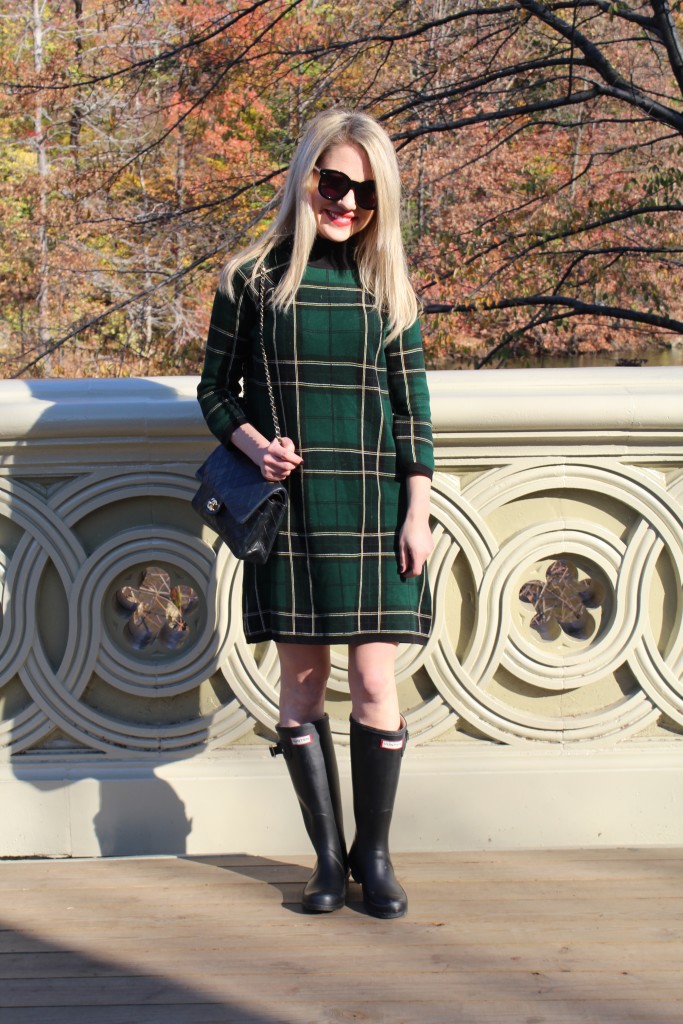 Caitlin Hartley of Styled American girl in preppy dress on bow bridge