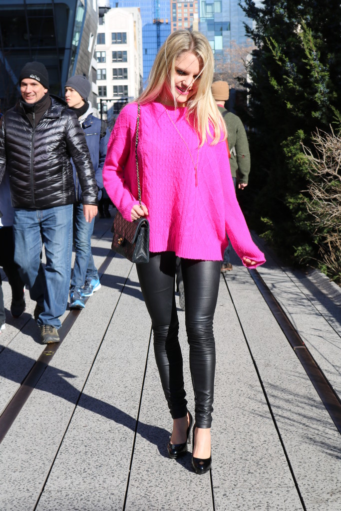 Caitlin Hartley of Styled American girl walking on NYC's the highline