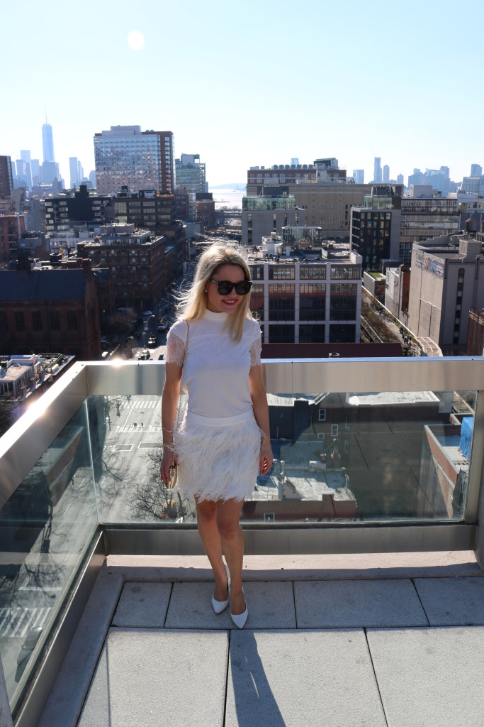 Caitlin Hartley of Styled American girl in all white with NYC skyline