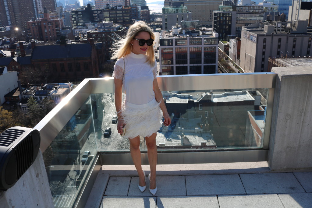 Caitlin Hartley of Styled American girl on NYC rooftop overlooking new york city