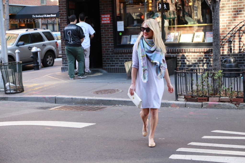 Caitlin Hartley of Styled American girl walking in the west village