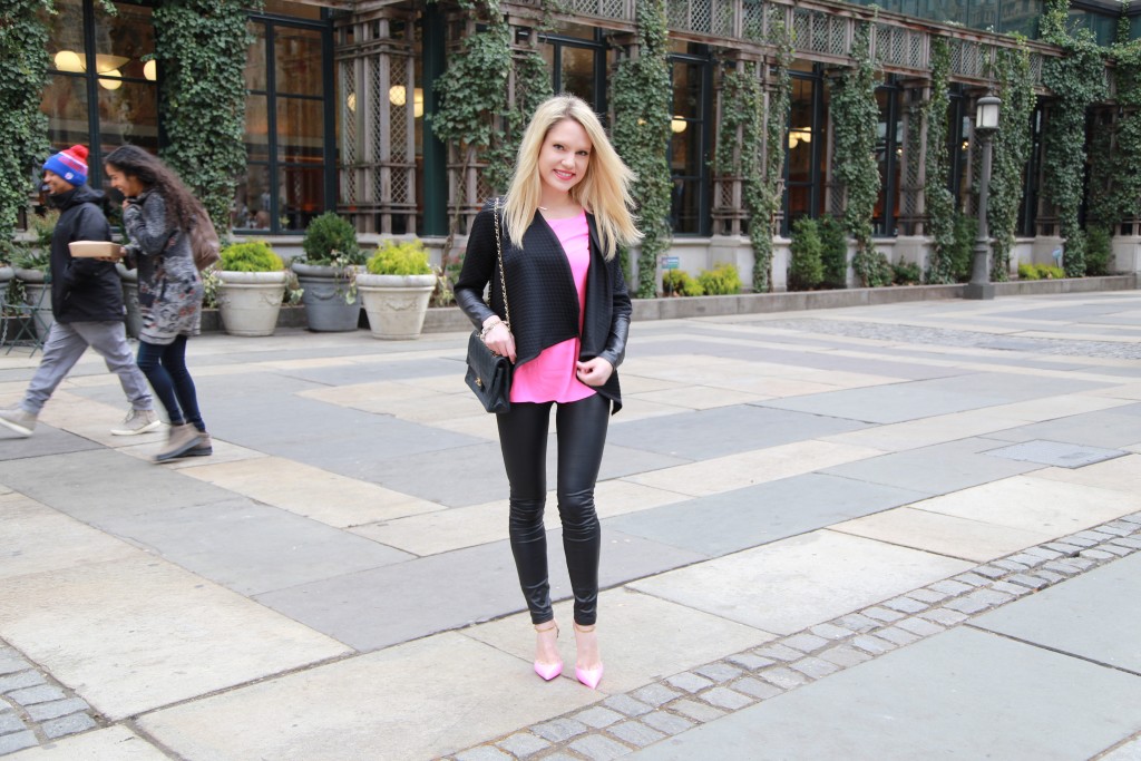 Caitlin-Hartley-of-Styled-American-long-pink-top-over-leggings
