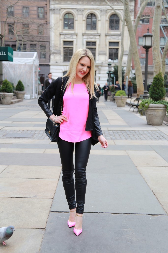 Caitlin-Hartley-of-Styled-American-outfit-with-pop-of-pink