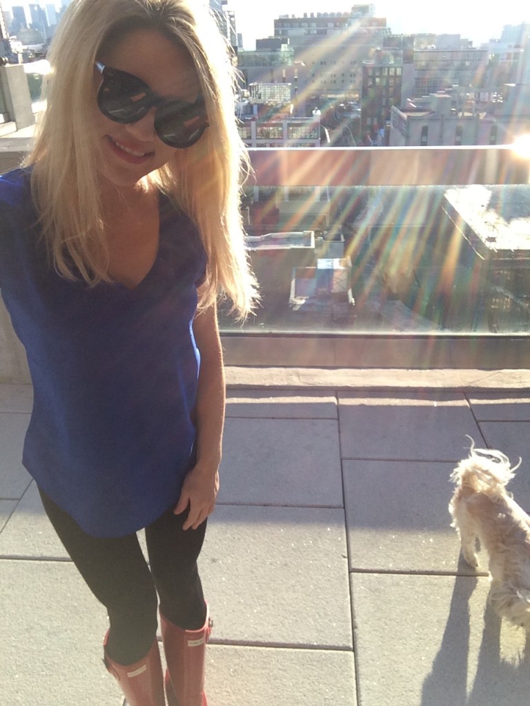 Caitlin Hartley of Styled American girl with her dog on nyc rooftop