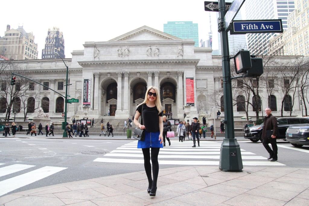 Caitlin Hartley of Styled American girl in front of new york city library on fifth avenue