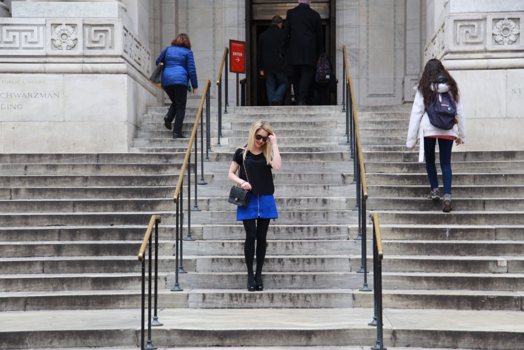 Caitlin Hartley of Styled American girl on the steps of the nyc library