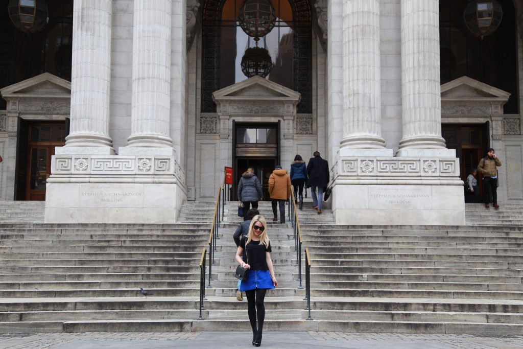 Caitlin Hartley of Styled American girl in front of nyc library