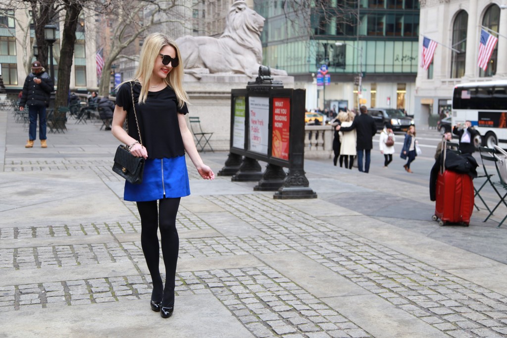 Caitlin Hartley of Styled American lions in front of new york city library