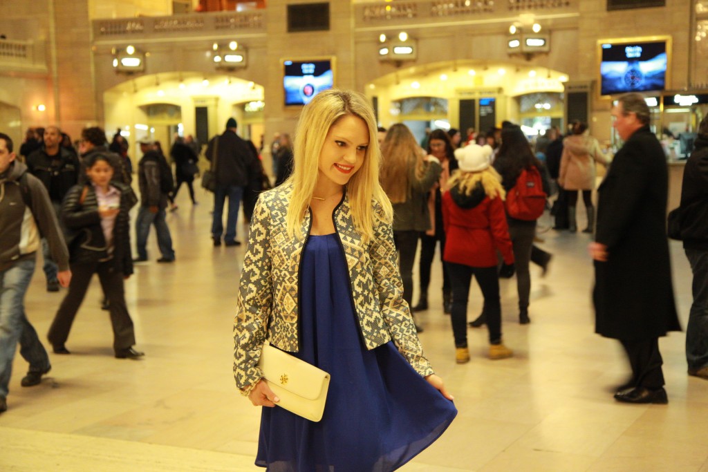 Caitlin Hartley of Styled American flowy blue dress and tory burch clutch
