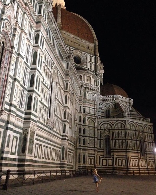 Caitlin Hartley of Styled American girl doing ballerina pose in front of the duomo in Florence