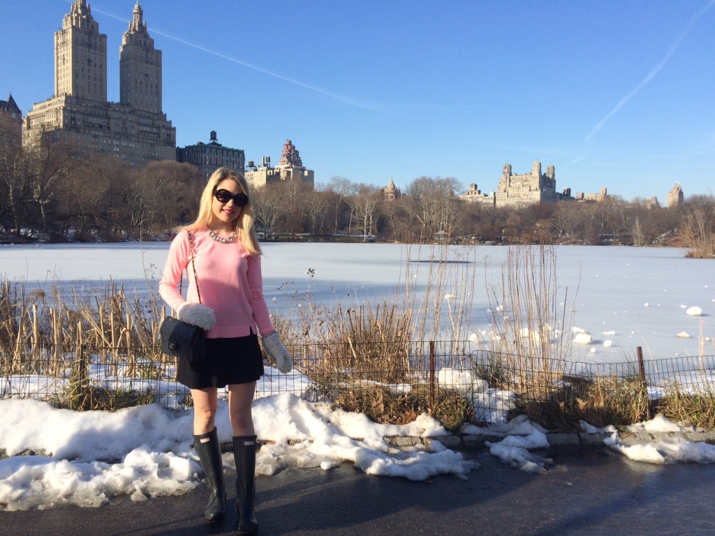 Caitlin Hartley of Styled American girl in central park in the winter, pink sweater, black chanel bag