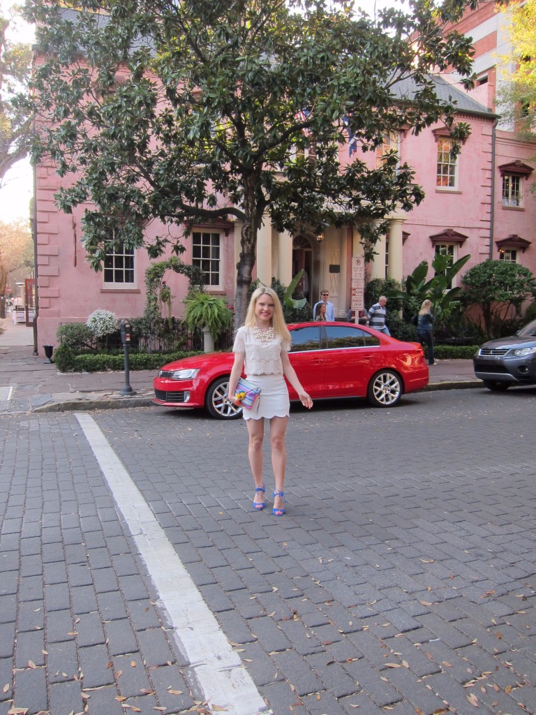 Caitlin Hartley of Styled American girl in front of the olde pink house
