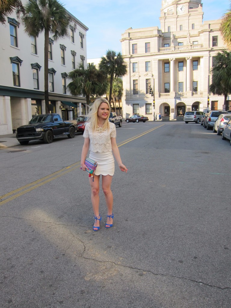 Caitlin Hartley of Styled American girl in front of Savannah's City Hall, white on white and a pop of color