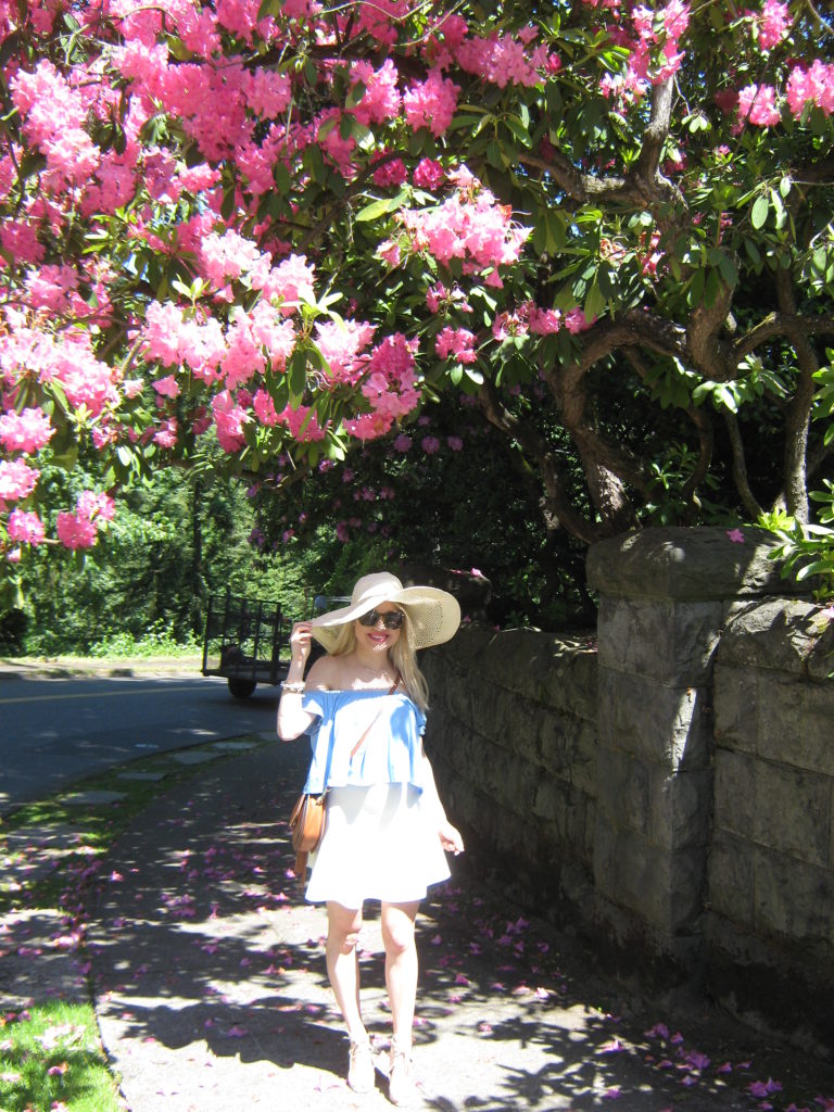 Caitlin-Hartley-of-Styled-American-blue-top-white-skirt-saddle-bag-sun-hat