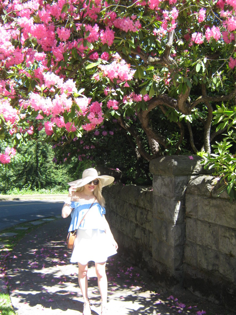 Caitlin-Hartley-of-Styled-American-saddle-bag-floppy-hat-off-shoulder-top-wedges