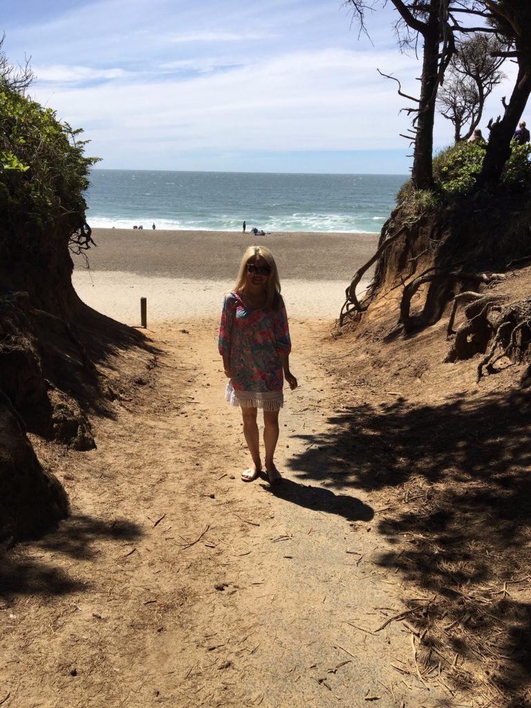 Caitlin-Hartley-of-Styled-American-girl-in-beach-pathway