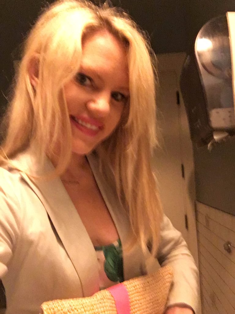 Caitlin-Hartley-of-Styled-American-bathroom-selfie