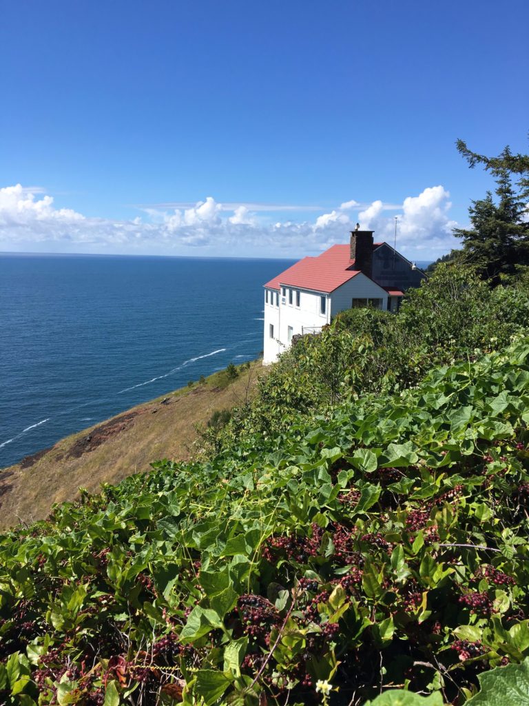 Caitlin-Hartley-of-Styled-American-white-house-on-oregon-coast
