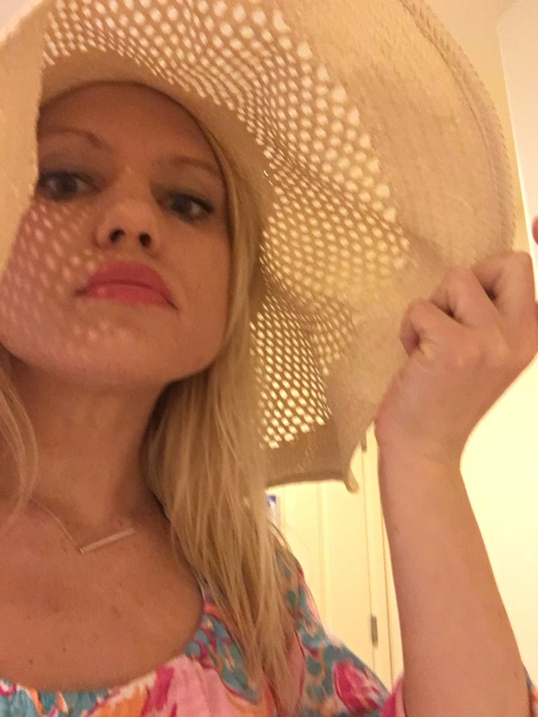 Caitlin-Hartley-of-Styled-American-sunhat-selfie