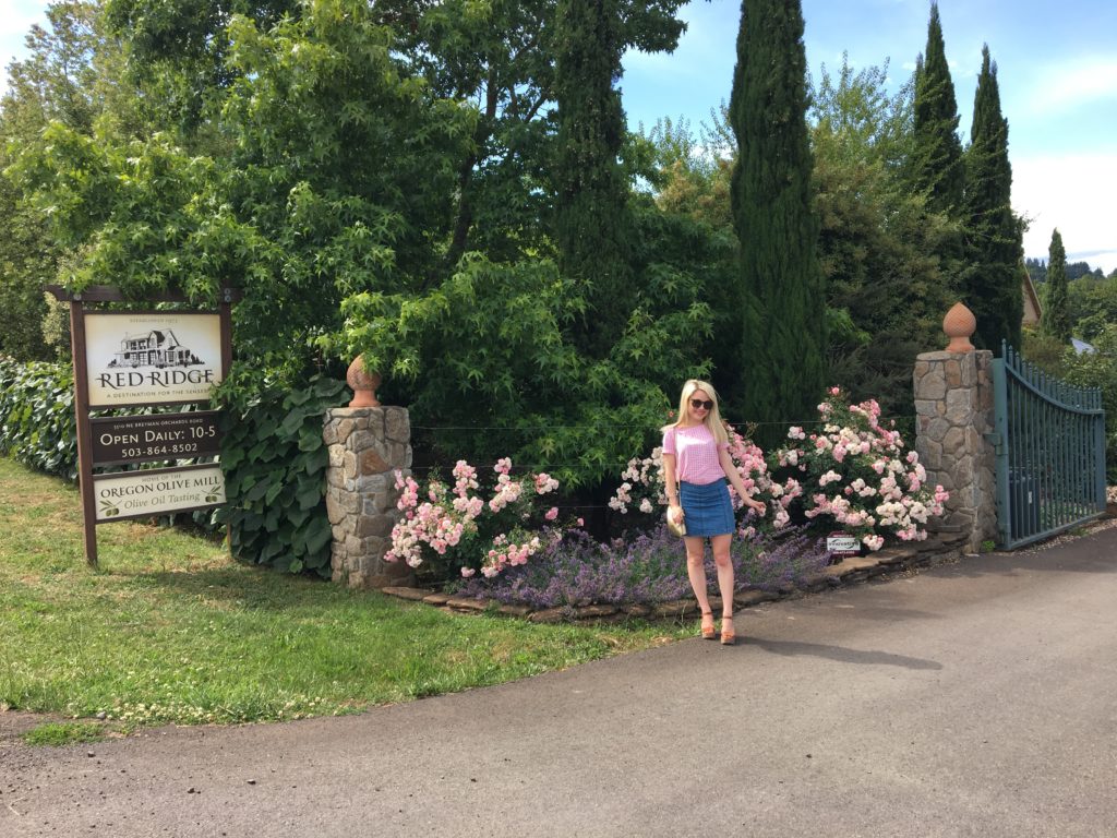 Caitlin-Hartley-of-Styled-American-in-front-of-durant-vineyards