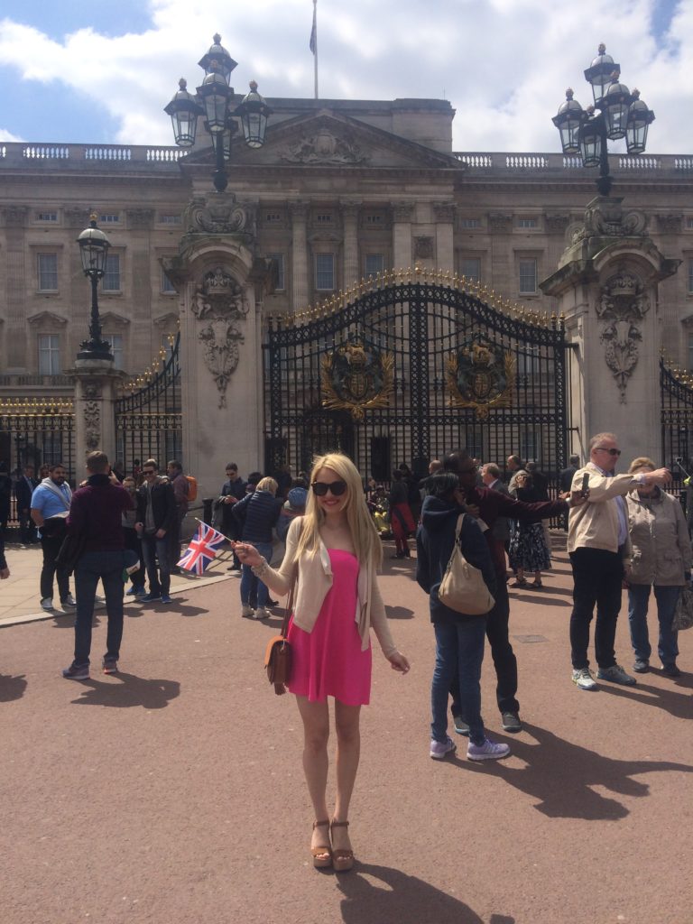 Caitlin-of-Styled-American-in-front-of-buckingham-palace