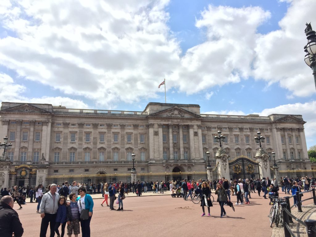 Caitlin-of-Styled-American-buckingham-palace