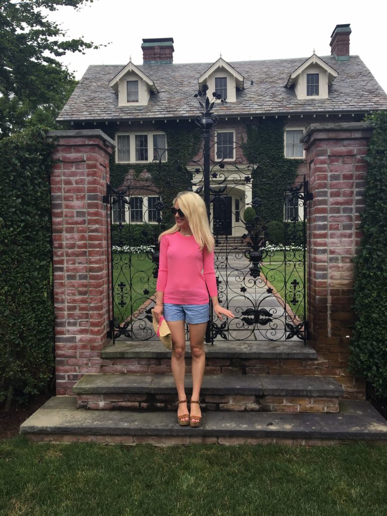 Caitlin-Hartley-of-Styled-American-girl-in-front-of-mansion-in-southampton