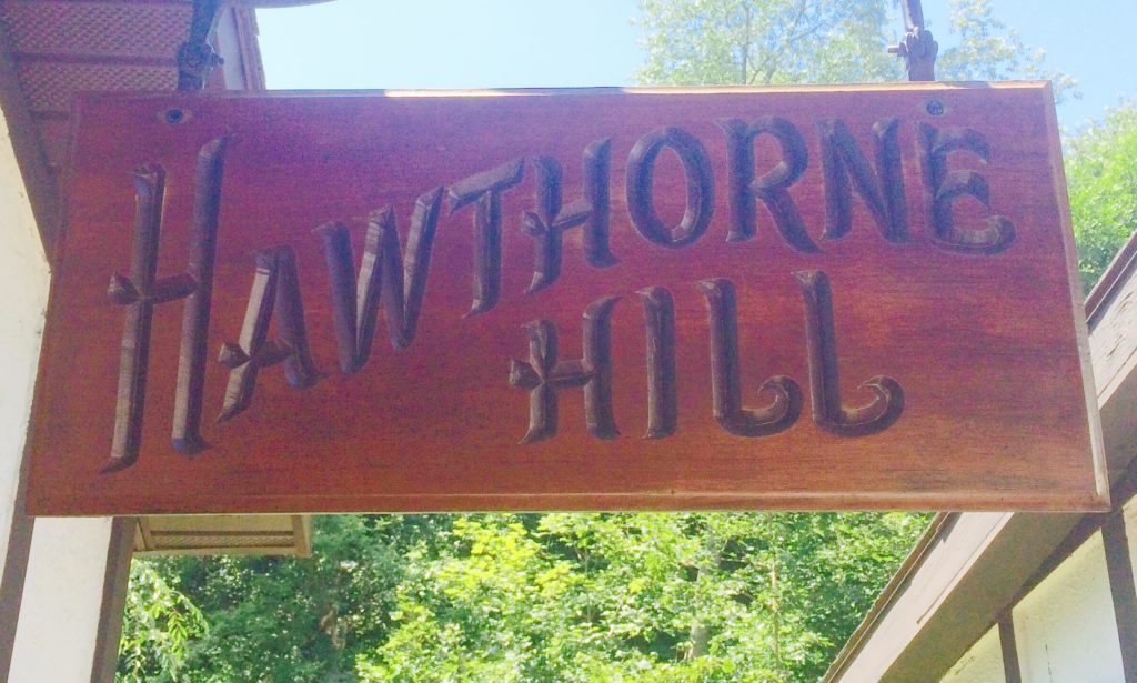 Caitlin-Hartley-of-Styled-American-Hawthorne-Hill-sign