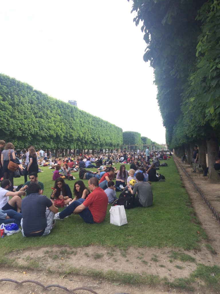 Luxembourg-garden-picnic