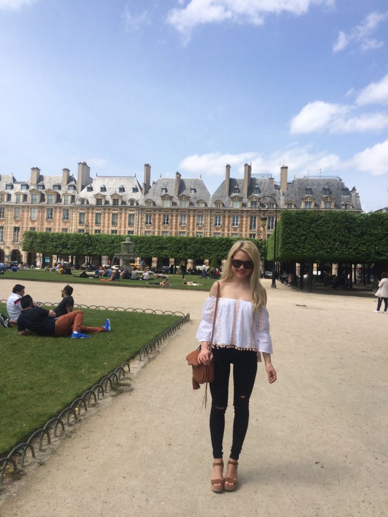 travel-blogger-in-paris-park