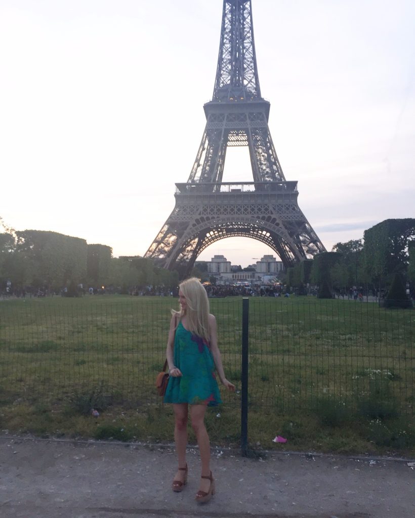 girl-in-front-of-eiffel-tower