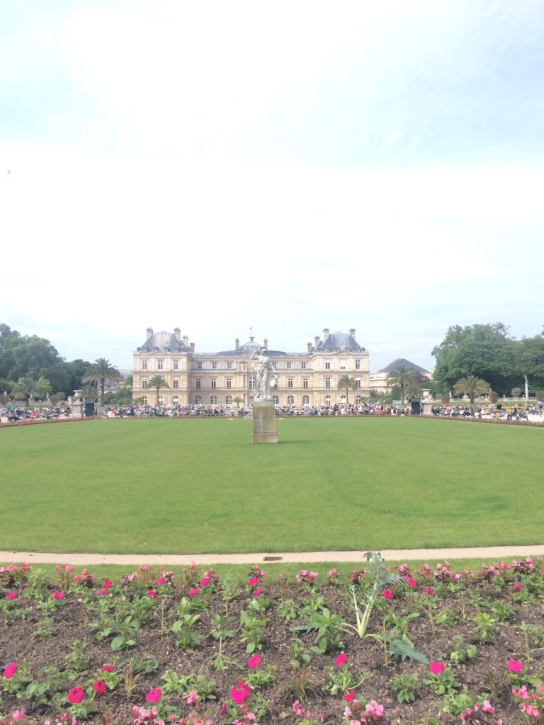 Luxembourg-Palace-and-gardens-in-the-spring