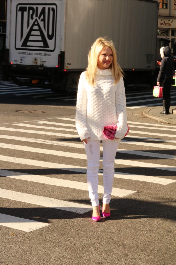 all-white-attire-with-pop-of-pink http://styledamerican.com/pop-of-pink/
